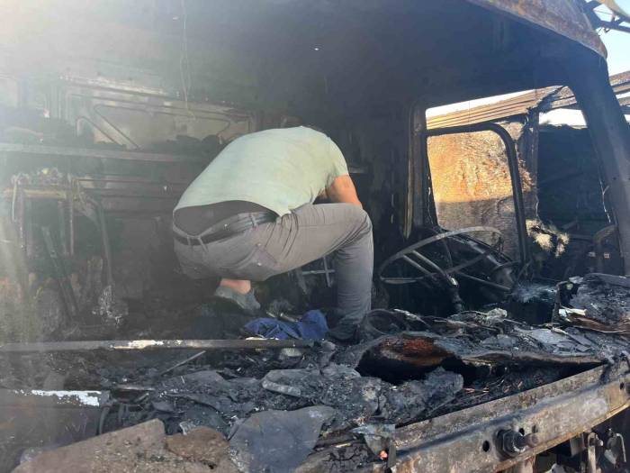 İzmir’de Tır Garajında Yangın Çıktı