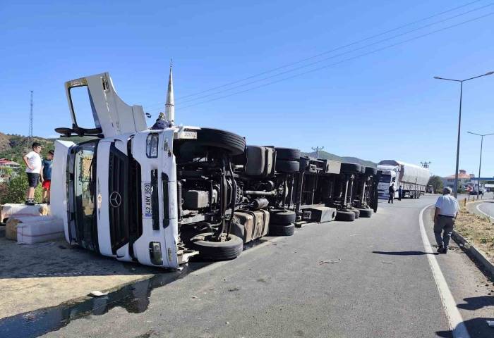 Bingöl’de Saman Yüklü Kamyon Devrildi, Yol Trafiğe Kapandı