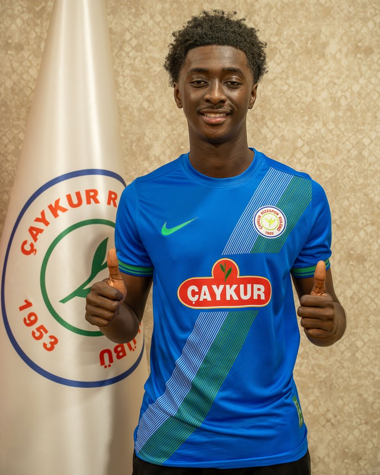 caykur-rizespor-ingiltere-premier-lig-ekiplerinden-crystal-palacein-genc-yetenegi-jesurun-rak-sakyiyi-1-yilligina-kiralik-olarak-kadrosuna-katti-2.jpg