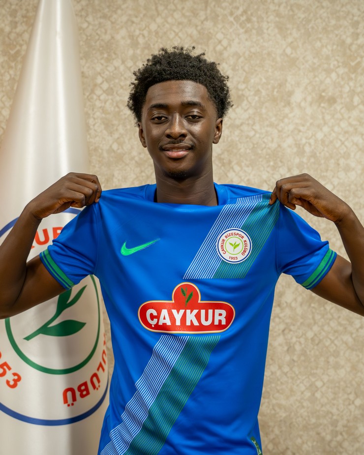 caykur-rizespor-ingiltere-premier-lig-ekiplerinden-crystal-palacein-genc-yetenegi-jesurun-rak-sakyiyi-1-yilligina-kiralik-olarak-kadrosuna-katti-3.jpg
