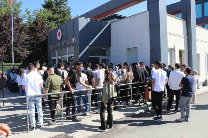 Erzincan Adliyesi’nde Zabıt Katipliği Sınavı Yoğunluğu