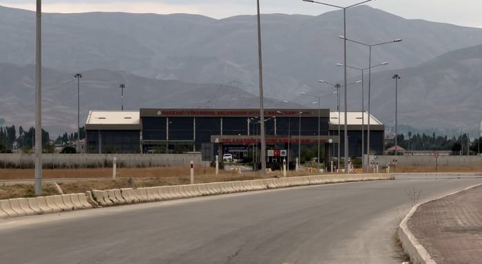 Hakkarililer Havalimanına Ek Sefer İstedi