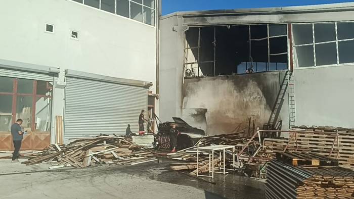 Malatya’da Mobilya İmalathanesinde Korkutan Yangın