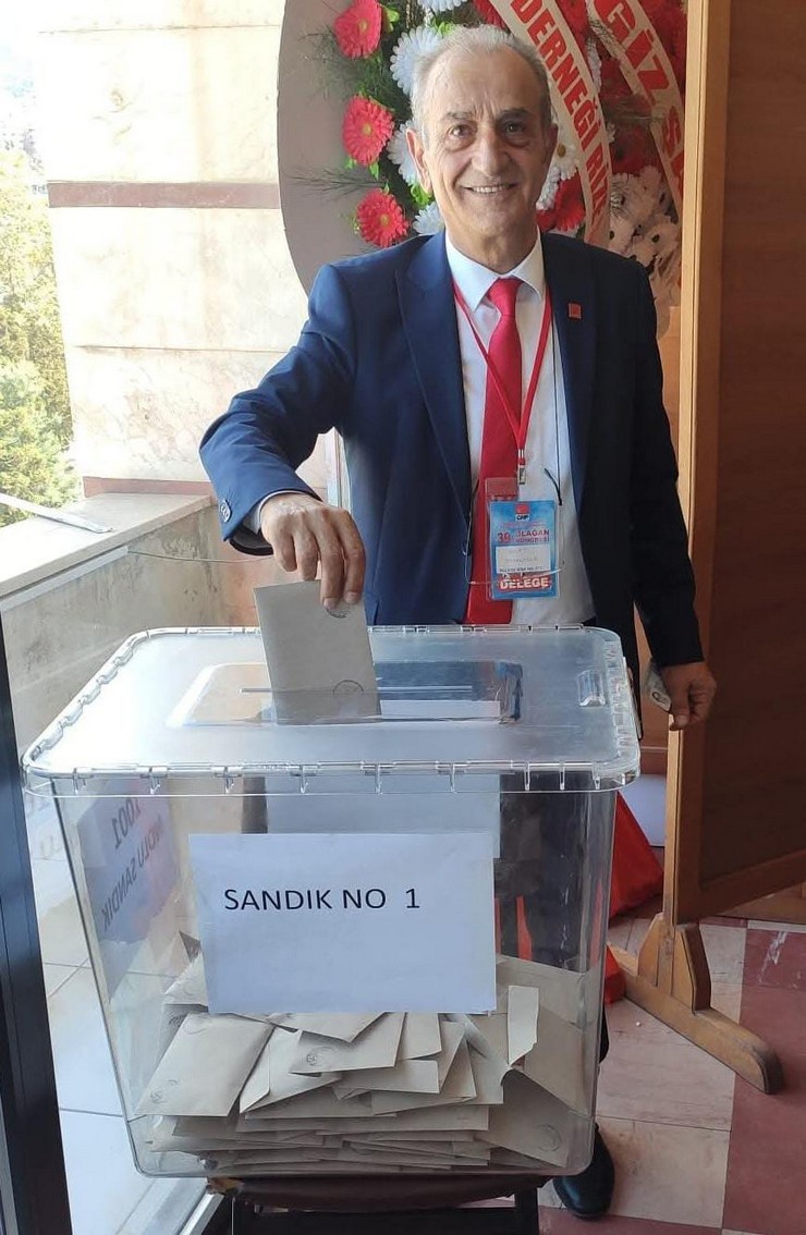 chp-rize-merkez-ilce-baskanliginda-necati-topaloglu-yeniden-baskan-secildi-4.jpg