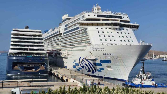 Bodrum’a 2 Gemi Birden Geldi