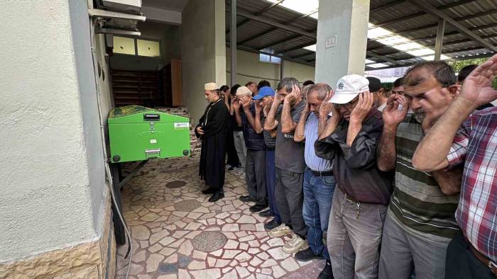 Karabük’te Bıçaklı Kavgada Ölen Genç Son Yolculuğuna Uğurlandı