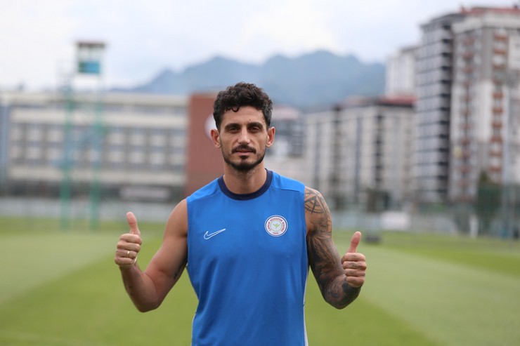 aykur-rizesporlu-futbolcu-samet-akaydin-1.jpg