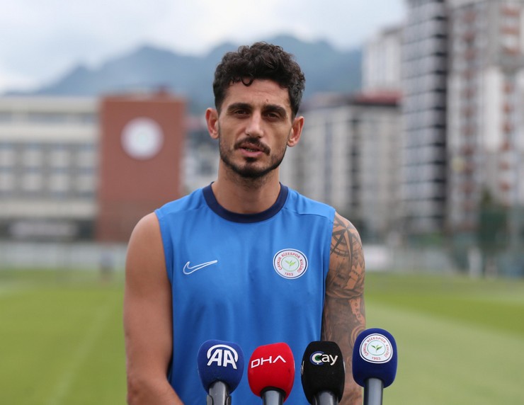 aykur-rizesporlu-futbolcu-samet-akaydin-2.jpg