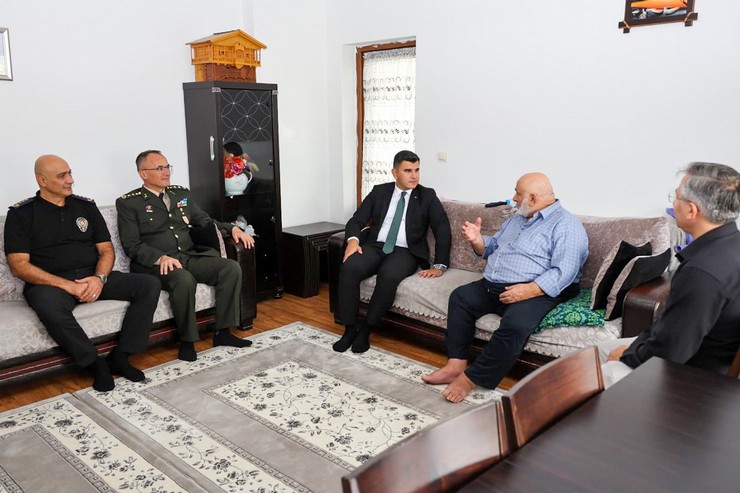 artvin-vali-vekili-ismail-erdogan-kibris-gazisi-ibrahim-ozdemiri-evinde-ziyaret-etti-ziyarette-devletin-gazi-ve-sehit-yakinlarina-verdigi-onem-bir-kez-daha-vurguland-6.jpg