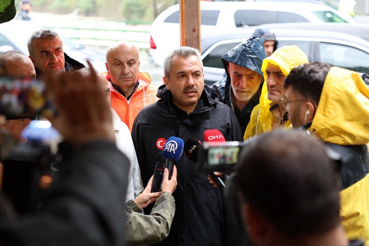 rize-valisi-ihsan-selim-baydas-sel-ve-taskinlarin-yasandigi-bolgelerde-incelemelerde-bulundu-calismalara-iliskin-yetkililerden-bilgi-aldi-yagislarin-yarina-kadar-sur-3.jpg