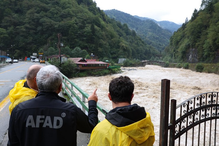rize-valisi-ihsan-selim-baydas-sel-ve-taskinlarin-yasandigi-bolgelerde-incelemelerde-bulundu-calismalara-iliskin-yetkililerden-bilgi-aldi-yagislarin-yarina-kadar-sur-4.jpg