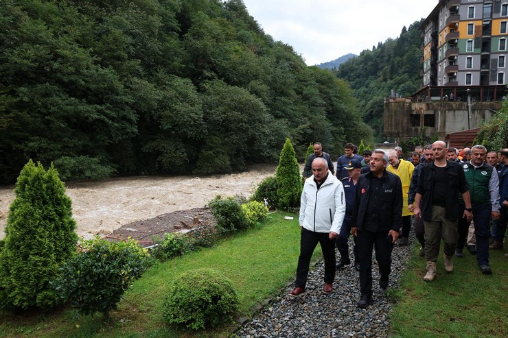 rize-valisi-ihsan-selim-baydas-sel-ve-taskinlarin-yasandigi-bolgelerde-incelemelerde-bulundu-calismalara-iliskin-yetkililerden-bilgi-aldi-yagislarin-yarina-kadar-sur-5.jpg