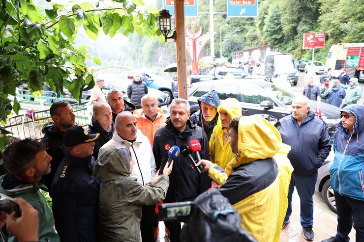 rize-valisi-ihsan-selim-baydas-sel-ve-taskinlarin-yasandigi-bolgelerde-incelemelerde-bulundu-calismalara-iliskin-yetkililerden-bilgi-aldi-yagislarin-yarina-kadar-sur-6.jpg