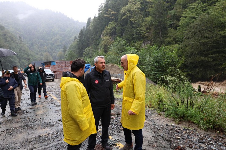 rize-valisi-ihsan-selim-baydas-sel-ve-taskinlarin-yasandigi-bolgelerde-incelemelerde-bulundu-calismalara-iliskin-yetkililerden-bilgi-aldi-yagislarin-yarina-kadar-sur.jpg