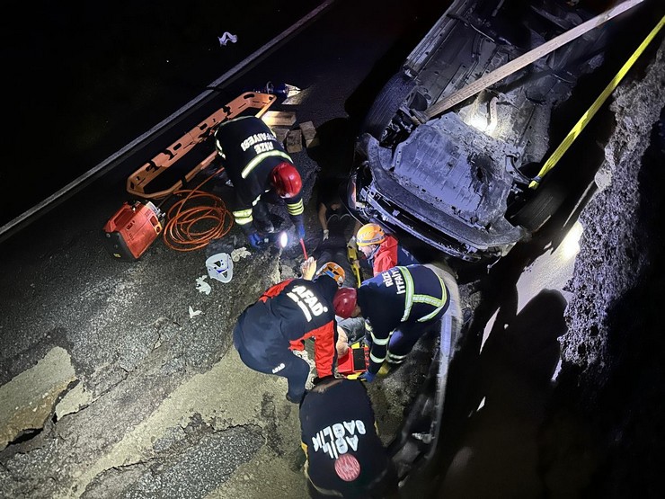 rizede-sel-ve-heyelanlar-hayati-olumsuz-etkiledi-26-koy-yolu-ulasima-kapandi-3.jpg