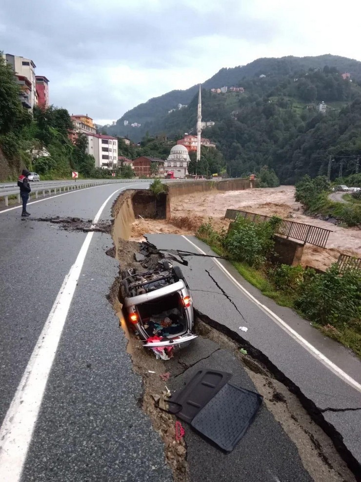 rizede-sel-ve-heyelanlar-hayati-olumsuz-etkiledi-26-koy-yolu-ulasima-kapandi-6.jpg