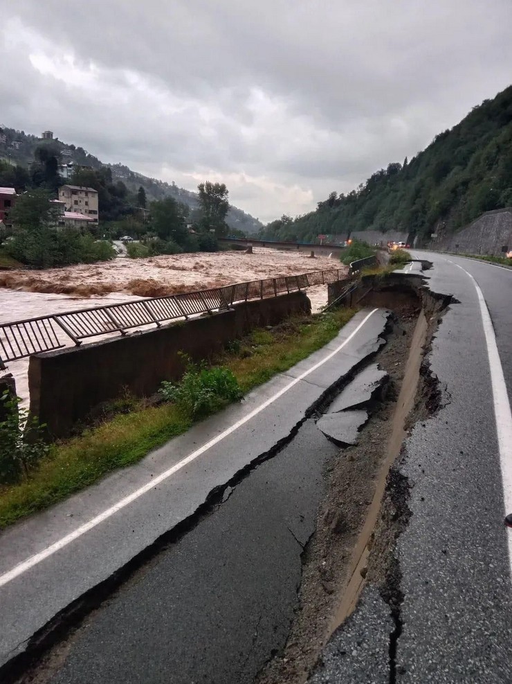 rizede-sel-ve-heyelanlar-hayati-olumsuz-etkiledi-26-koy-yolu-ulasima-kapandi-7.jpg