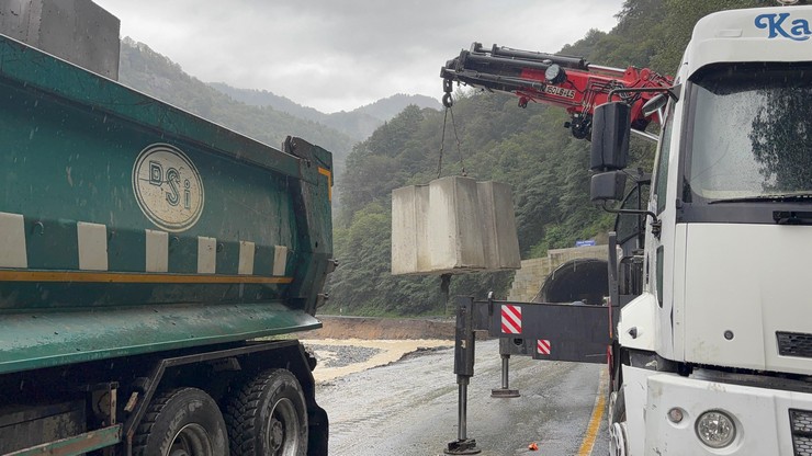 rizede-heyelan-nedeniyle-yolu-kapanan-dunyaca-unlu-turizm-merkezi-ayder-yaylasinin-yolu-rize-sehir-hastanesinin-dolgusunda-kullanilan-c-blok-ve-antifer-bloklarla-ye-4.jpg