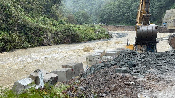 rizede-heyelan-nedeniyle-yolu-kapanan-dunyaca-unlu-turizm-merkezi-ayder-yaylasinin-yolu-rize-sehir-hastanesinin-dolgusunda-kullanilan-c-blok-ve-antifer-bloklarla-ye-6.jpg