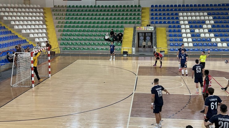 guneysuspor-ardventure-hentbol-erkekler-super-liginin-4-haftasinda-sahasinda-karsilastigi-mihaliccik-belediyesporu-34-29luk-skorla-maglup-ederek-bu-sezonki-ilk-gali-5.jpg