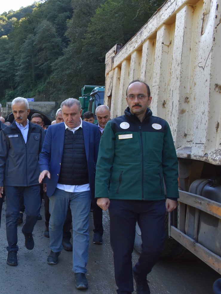 ulastirma-ve-altyapi-bakani-abdulkadir-uraloglu-ile-genclik-ve-spor-bakani-osman-askin-bak-saganaktan-etkilenen-camlihemsin-ayder-yaylasi-yolunda-surdurulen-calismalari-5.jpg