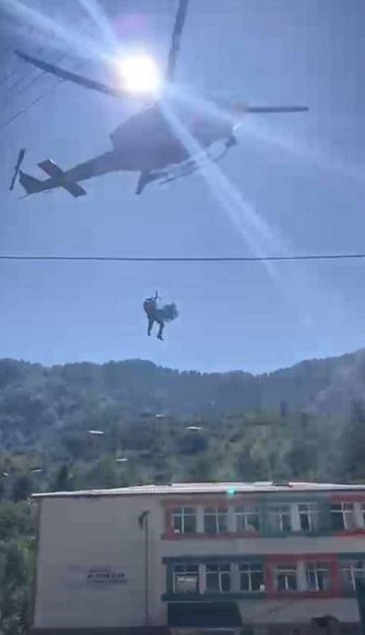 artvinde-ulasim-saglanamayan-koydeki-hasta-helikopterle-rizeye-gonderildi-11.jpg