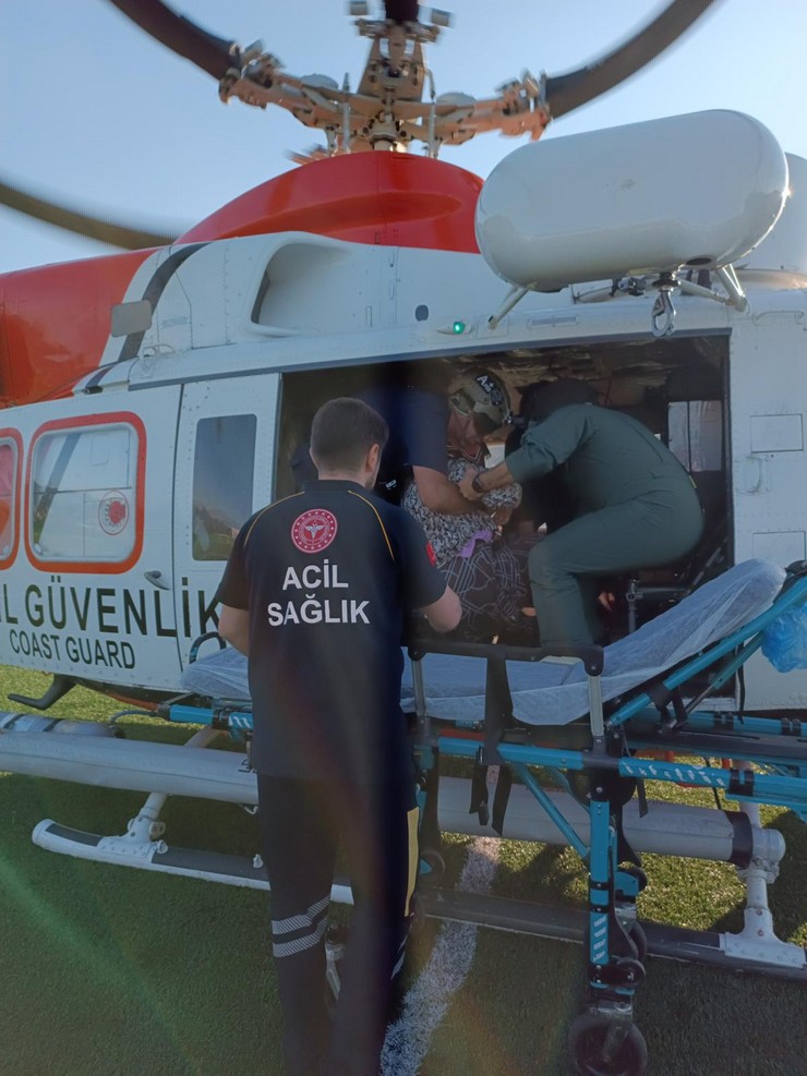 artvinde-ulasim-saglanamayan-koydeki-hasta-helikopterle-rizeye-gonderildi-5.jpg