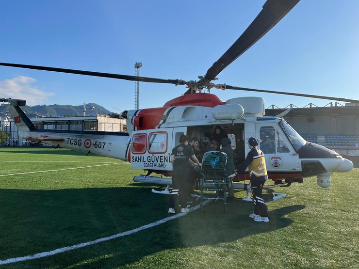 artvinde-ulasim-saglanamayan-koydeki-hasta-helikopterle-rizeye-gonderildi-9.jpg