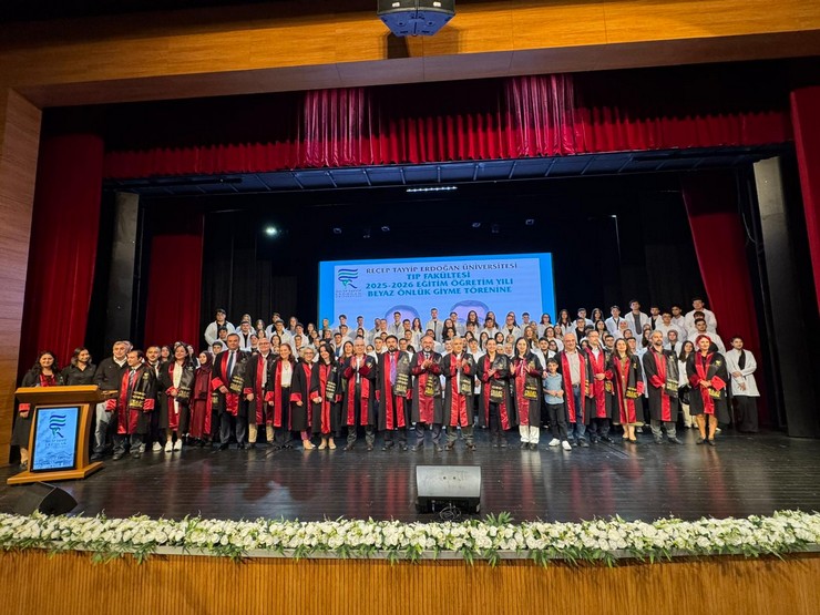 recep-tayyip-erdogan-universitesi-rteu-tip-fakultesi-tarafindan-donem-bir-ogrencileri-icin-2025-2026-akademik-yili-beyaz-onluk-giyme-toreni-duzenlendi-11.jpg