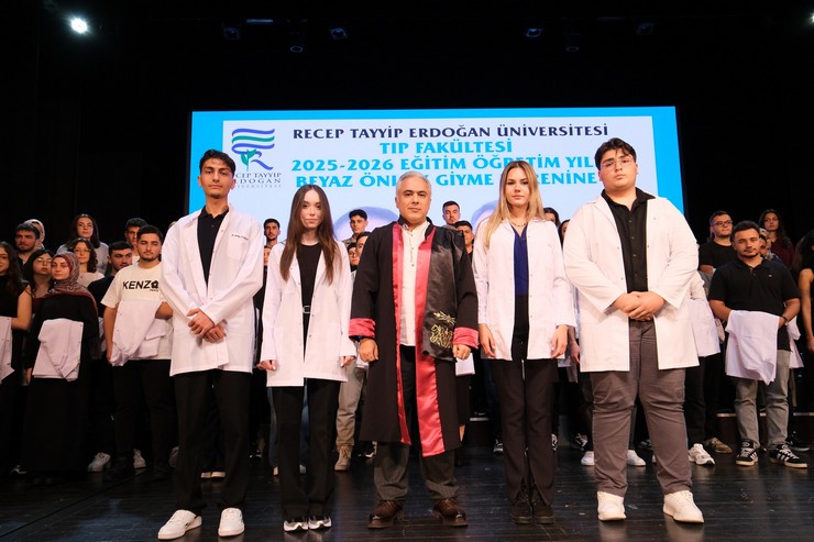 recep-tayyip-erdogan-universitesi-rteu-tip-fakultesi-tarafindan-donem-bir-ogrencileri-icin-2025-2026-akademik-yili-beyaz-onluk-giyme-toreni-duzenlendi-13.jpg