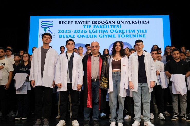recep-tayyip-erdogan-universitesi-rteu-tip-fakultesi-tarafindan-donem-bir-ogrencileri-icin-2025-2026-akademik-yili-beyaz-onluk-giyme-toreni-duzenlendi-14.jpg