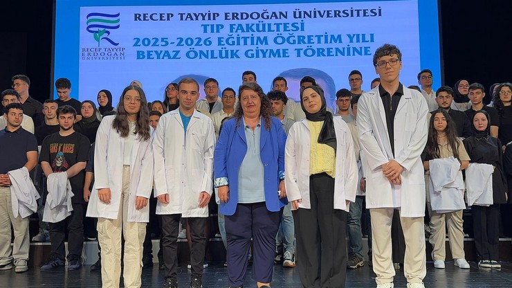 recep-tayyip-erdogan-universitesi-rteu-tip-fakultesi-tarafindan-donem-bir-ogrencileri-icin-2025-2026-akademik-yili-beyaz-onluk-giyme-toreni-duzenlendi-16.jpg