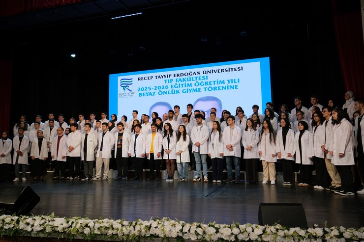 recep-tayyip-erdogan-universitesi-rteu-tip-fakultesi-tarafindan-donem-bir-ogrencileri-icin-2025-2026-akademik-yili-beyaz-onluk-giyme-toreni-duzenlendi-17.jpg