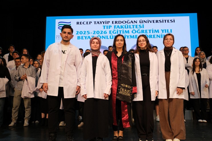 recep-tayyip-erdogan-universitesi-rteu-tip-fakultesi-tarafindan-donem-bir-ogrencileri-icin-2025-2026-akademik-yili-beyaz-onluk-giyme-toreni-duzenlendi-27.jpg