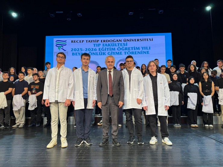 recep-tayyip-erdogan-universitesi-rteu-tip-fakultesi-tarafindan-donem-bir-ogrencileri-icin-2025-2026-akademik-yili-beyaz-onluk-giyme-toreni-duzenlendi-36.jpg