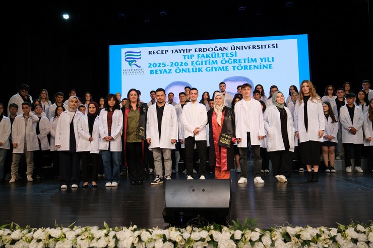 recep-tayyip-erdogan-universitesi-rteu-tip-fakultesi-tarafindan-donem-bir-ogrencileri-icin-2025-2026-akademik-yili-beyaz-onluk-giyme-toreni-duzenlendi-38.jpg