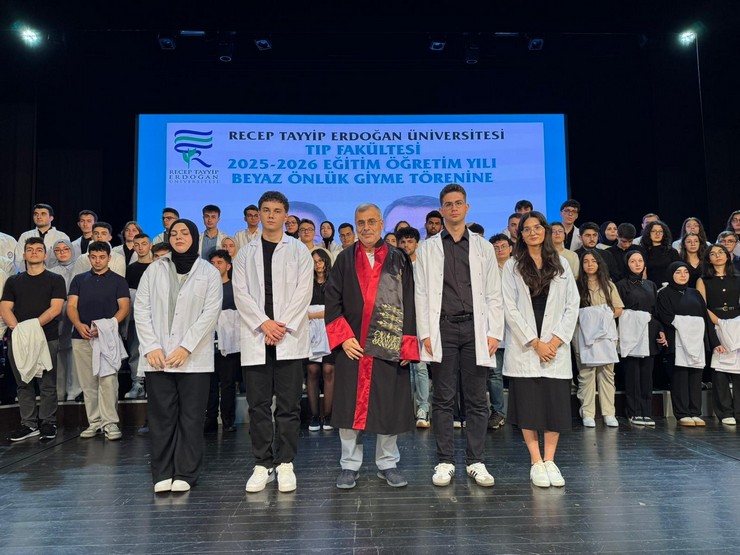 recep-tayyip-erdogan-universitesi-rteu-tip-fakultesi-tarafindan-donem-bir-ogrencileri-icin-2025-2026-akademik-yili-beyaz-onluk-giyme-toreni-duzenlendi-46.jpg