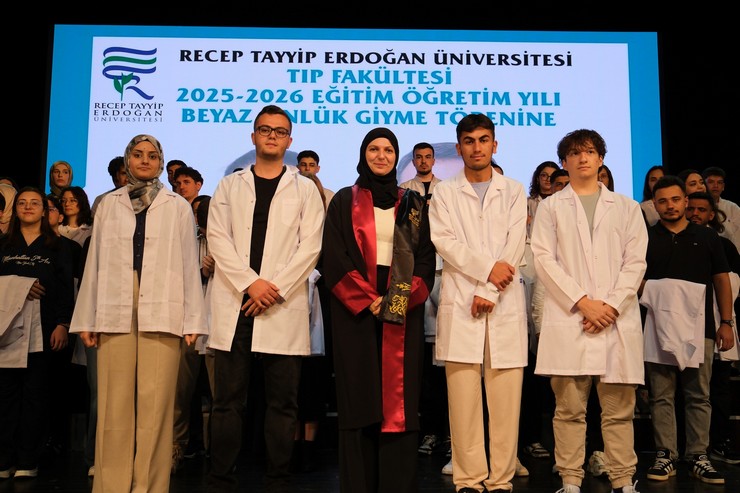 recep-tayyip-erdogan-universitesi-rteu-tip-fakultesi-tarafindan-donem-bir-ogrencileri-icin-2025-2026-akademik-yili-beyaz-onluk-giyme-toreni-duzenlendi-5.jpg