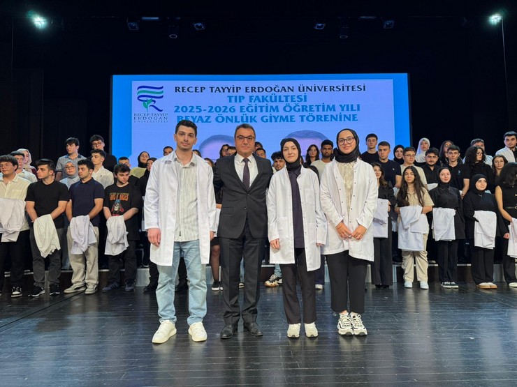 recep-tayyip-erdogan-universitesi-rteu-tip-fakultesi-tarafindan-donem-bir-ogrencileri-icin-2025-2026-akademik-yili-beyaz-onluk-giyme-toreni-duzenlendi-9.jpg