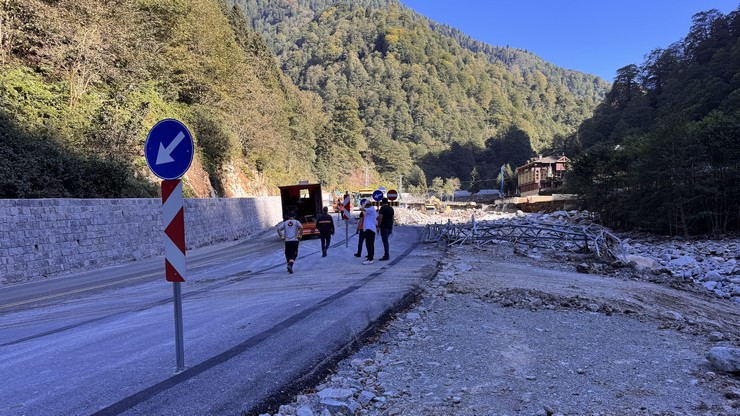 rizede-siddetli-yagisin-ardindan-cokme-meydana-gelen-camlihemsin-ve-ayder-yaylasi-yolunda-calismalar-devam-ediyor-4.jpg
