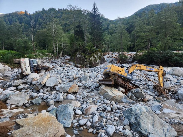rizedeki-sel-ve-heyelanlar-sonrasi-4-gundur-yolu-kapali-olan-deremezra-koyune-ulasim-saglandi-4.jpg