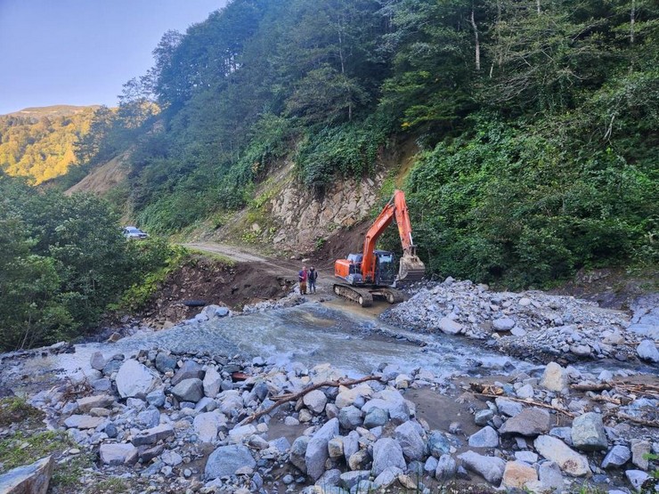 rizedeki-sel-ve-heyelanlar-sonrasi-4-gundur-yolu-kapali-olan-deremezra-koyune-ulasim-saglandi-5.jpg