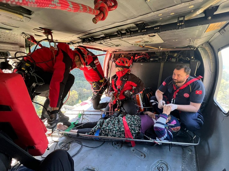 rizenin-ardesen-ilcesindeki-nolaskari-yaylasinda-sel-nedeniyle-mahsur-kalan-ve-ayaginda-rahatsizligi-bulunan-80-yasindaki-selime-aycicek-askeri-helikopterle-kurtarila.jpg