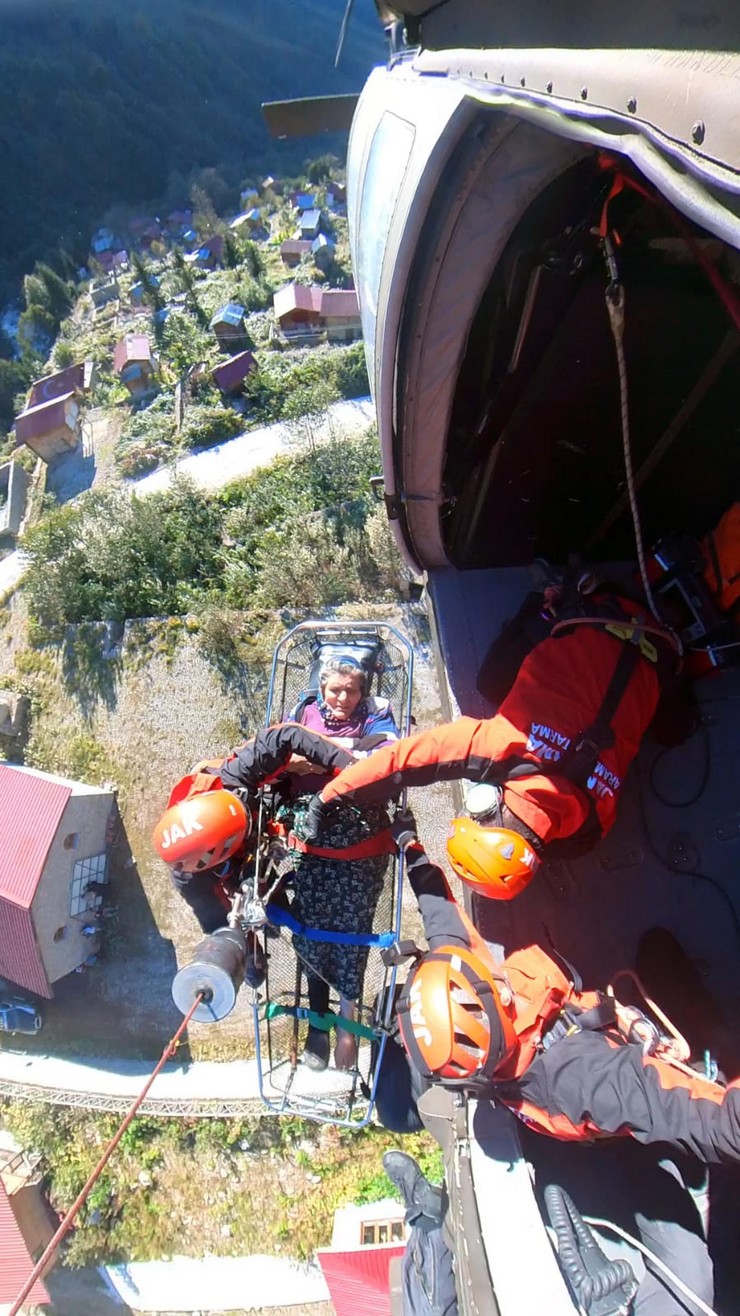 rizenin-ardesen-ilcesindeki-nolaskari-yaylasinda-sel-nedeniyle-mahsur-kalan-ve-ayaginda-rahatsizligi-bulunan-80-yasindaki-selime-aycicek-askeri-helikopterle-kurtarilara-1.jpg