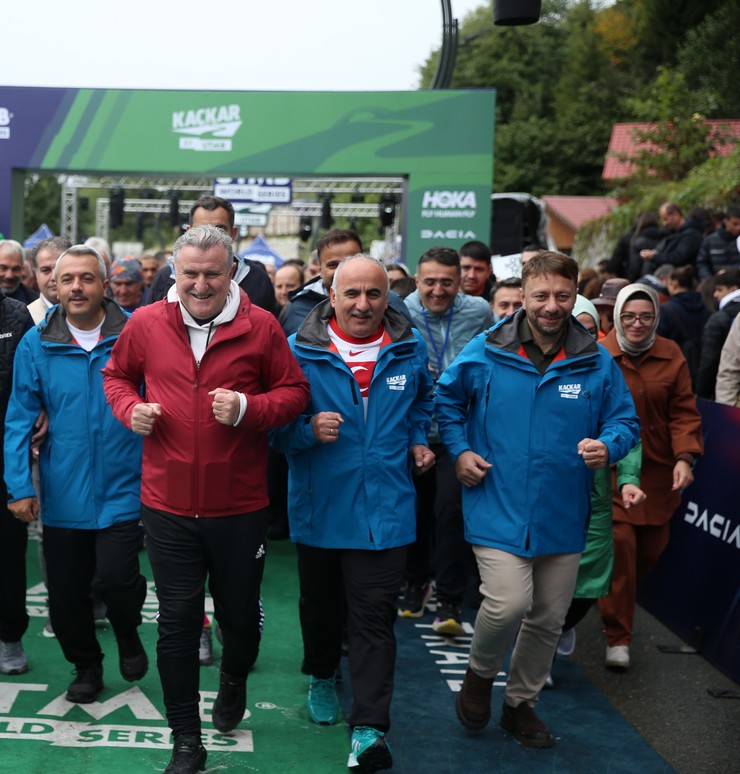 genclik-ve-spor-bakani-bak-rizedeki-kackar-by-utmbdeki-20k-yarisinin-ardindan-konustu-1.jpg