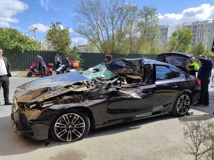 Küçükçekmece’de Hızını Alamayan Lüks Otomobil Park Halindeki Tırın Altına Girdi