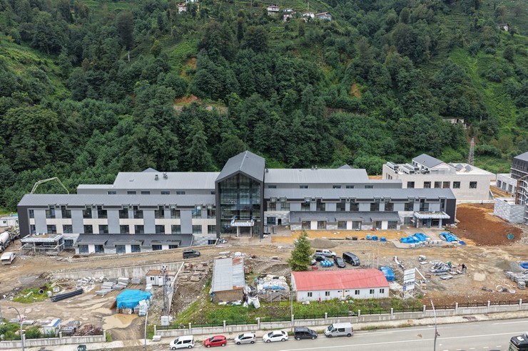 rizenin-guneysu-ilcesinde-insaati-devam-eden-100-yatakli-devlet-hastanesinin-hizmet-planlamasi-sekillendi-10.jpg