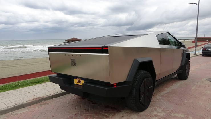 cybertruck-ile-cay-tasidi-karadenizde-dag-tepe-demeden-gezdi-5.jpg