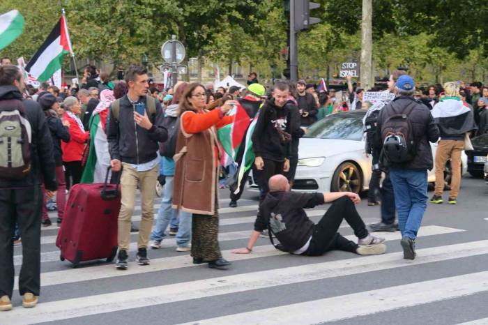 Fransa’da Binlerce Kişi, İsrail’in Sumud Filosu’na Müdahalesini Protesto Etti