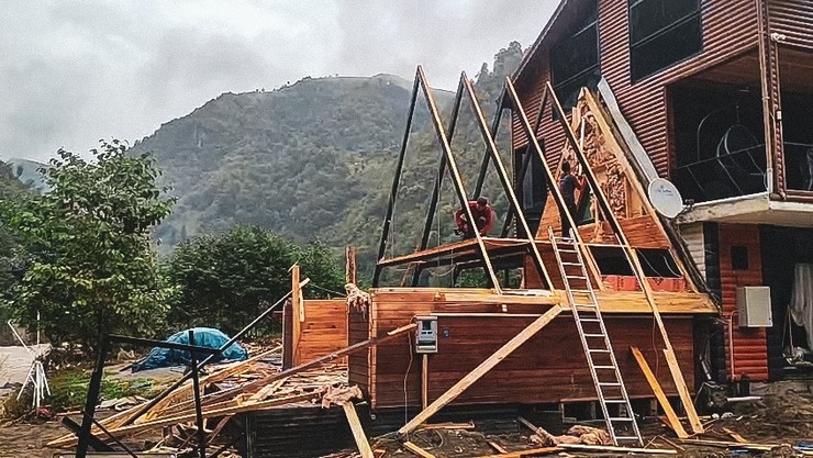 rize-il-ozel-idaresi-firtina-vadisinde-izinsiz-ve-taskin-riski-olusturan-yapilarin-kaldirilmasina-yonelik-calismalarin-kararlilikla-surdugunu-acikladi-1.jpg